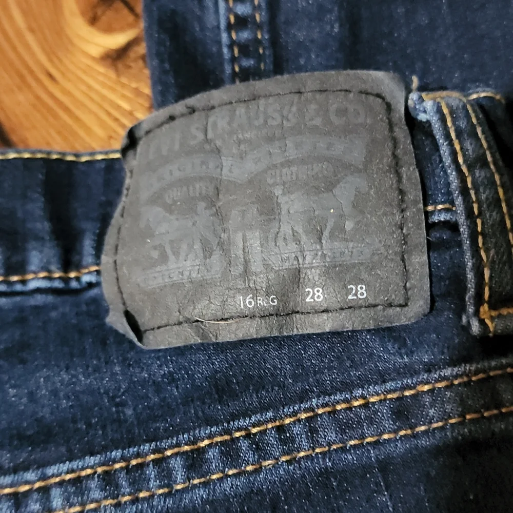 LIKE NEW!Levi's Slim Jeans - Picture 4 of 6